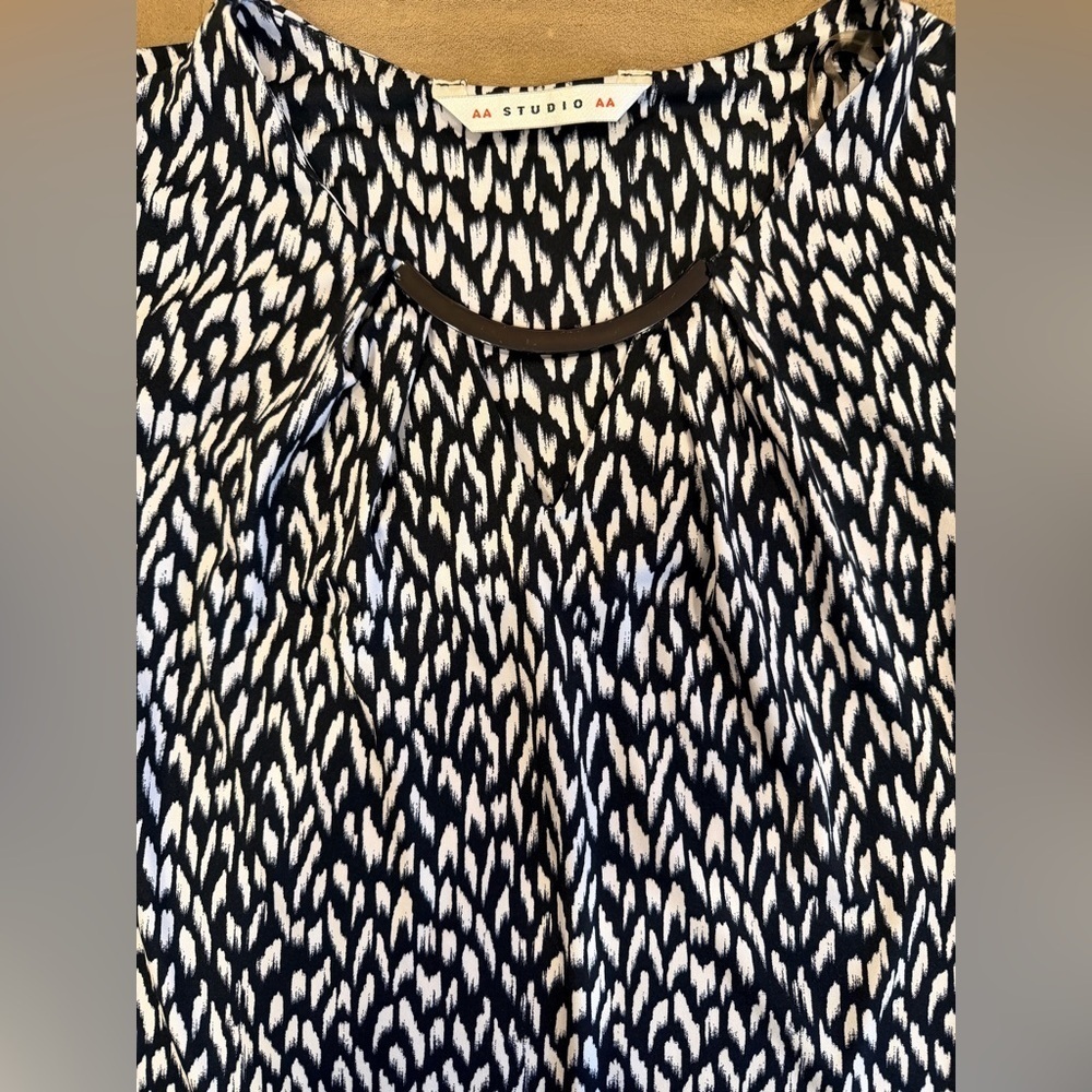 Elegant Black and white Patterned dress size 12p - Picture 6 of 9